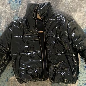 Cropped black puffer, with gold zipper!